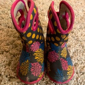 Toddler size 7 bogs